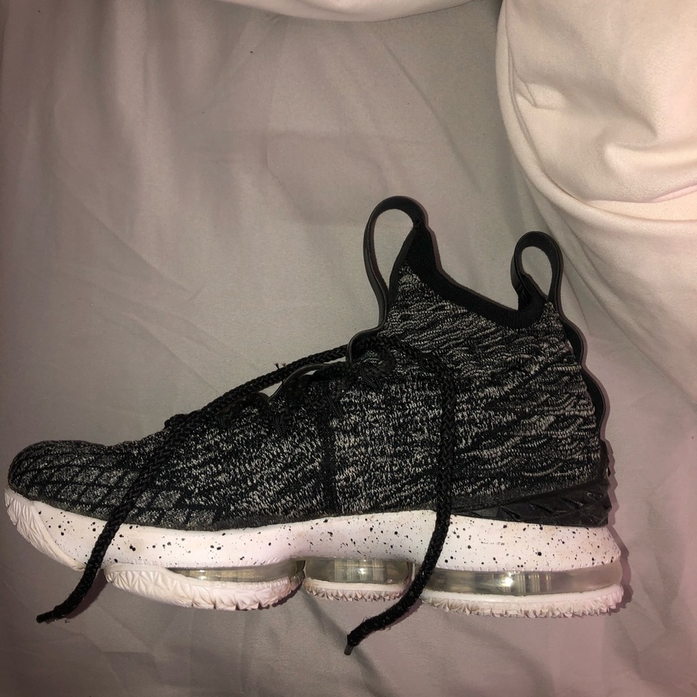 NIKE LEBRON XV BLACK/WHITE